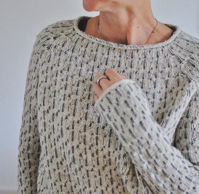 Victoria | Suéter gris elegante con escote en "U" 3